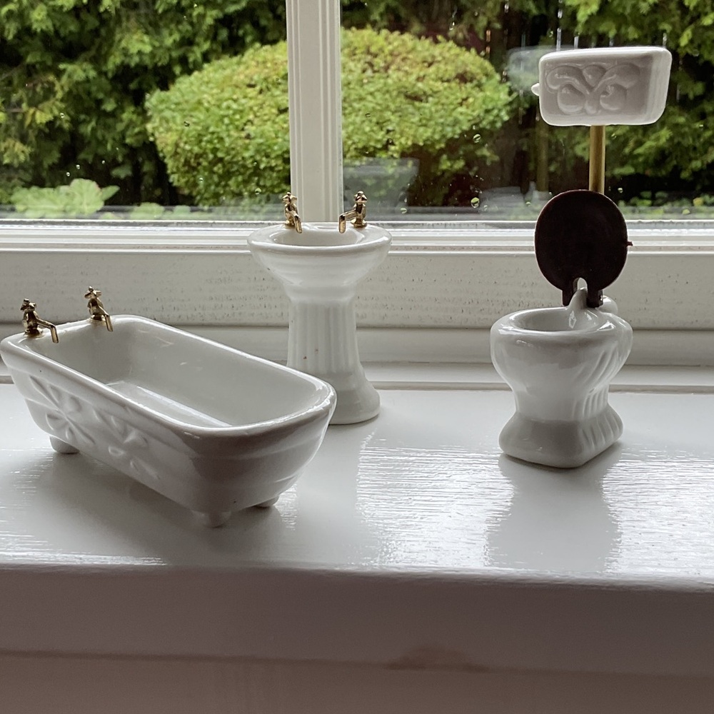 Vintage Dollhouse White Ceramic Bathroom Set